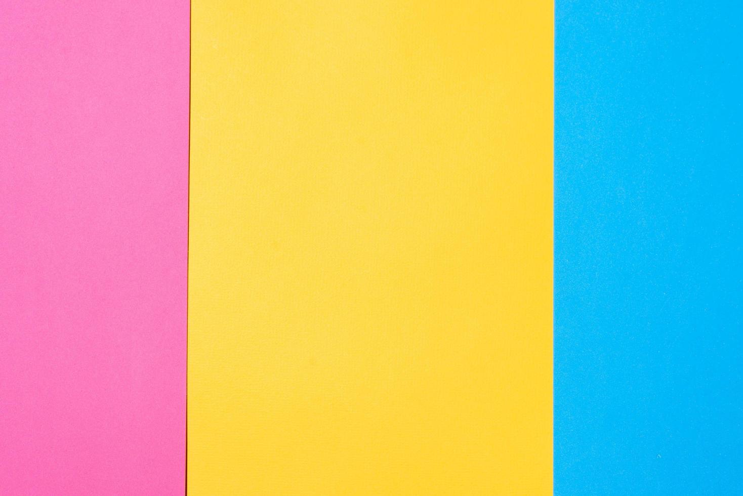 drei farbige vertikale schichten, kopierraum. mehrfarbiger Papierhintergrund. gelber rosa und blauer geometrischer hintergrund. foto