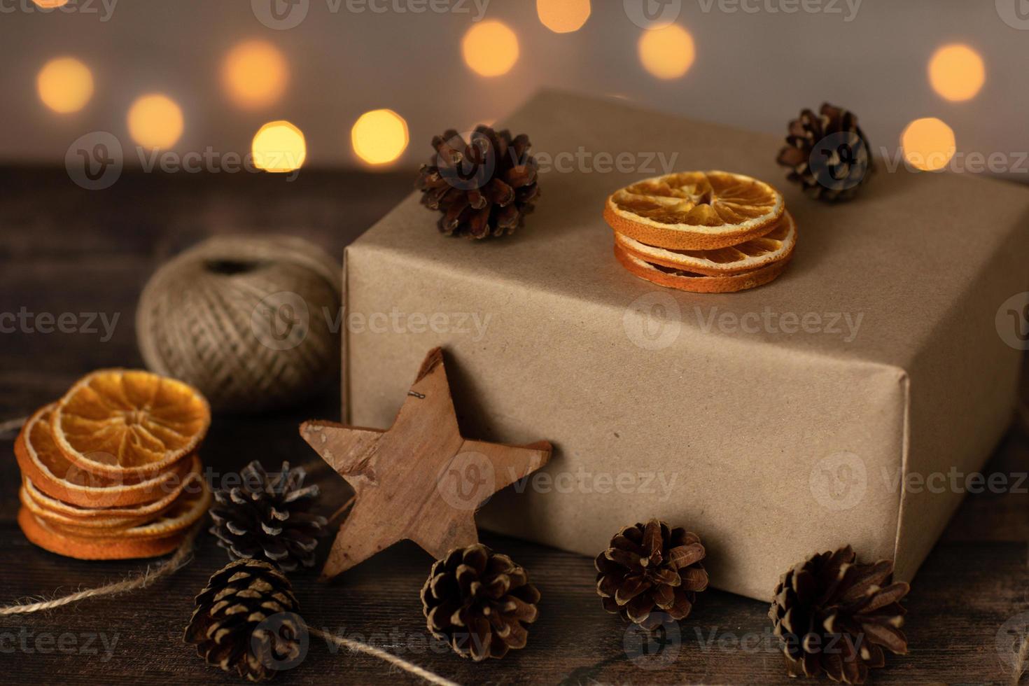 handgemachtes Weihnachtsgeschenk aus Papier. weihnachtshandwerk geschenkbox mit weihnachtsholzspielzeug. weihnachtsabend-vorbereitungsverpackung. Geschenkbox verpacken. natürliches öko-rustikales dekor foto
