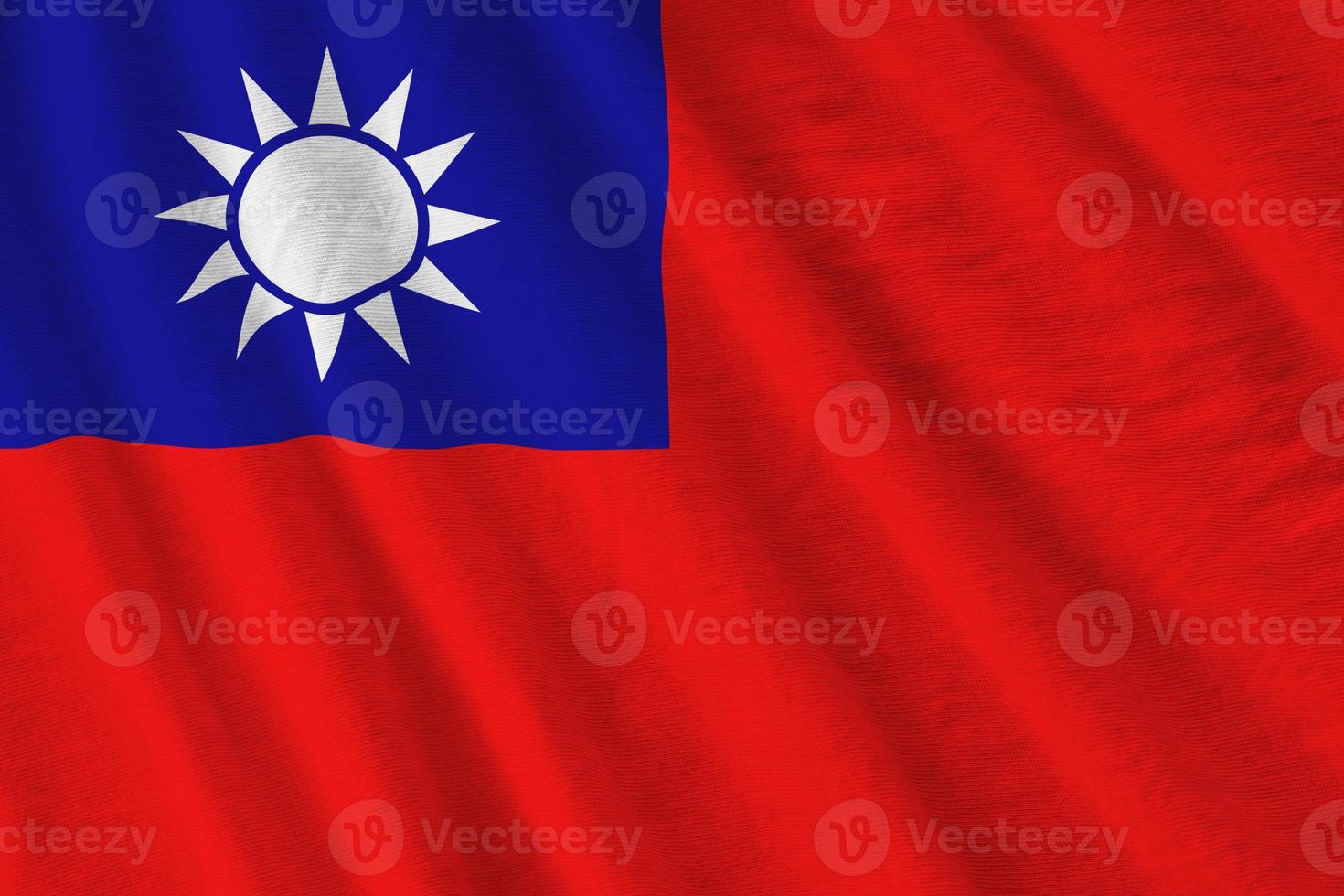 taiwan-flagge mit großen falten, die nah oben unter dem studiolicht drinnen winken. die offiziellen symbole und farben im banner foto