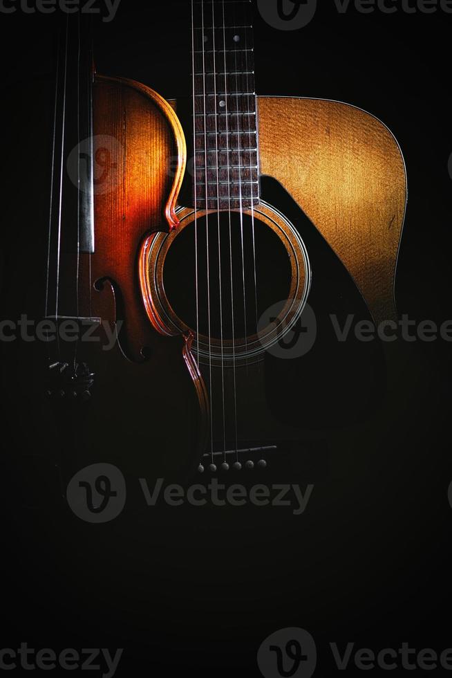 eine Geige und eine akustische Gitarre foto