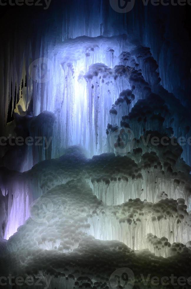 große eisblöcke gefrorener wasserfall oder höhlenhintergrund foto