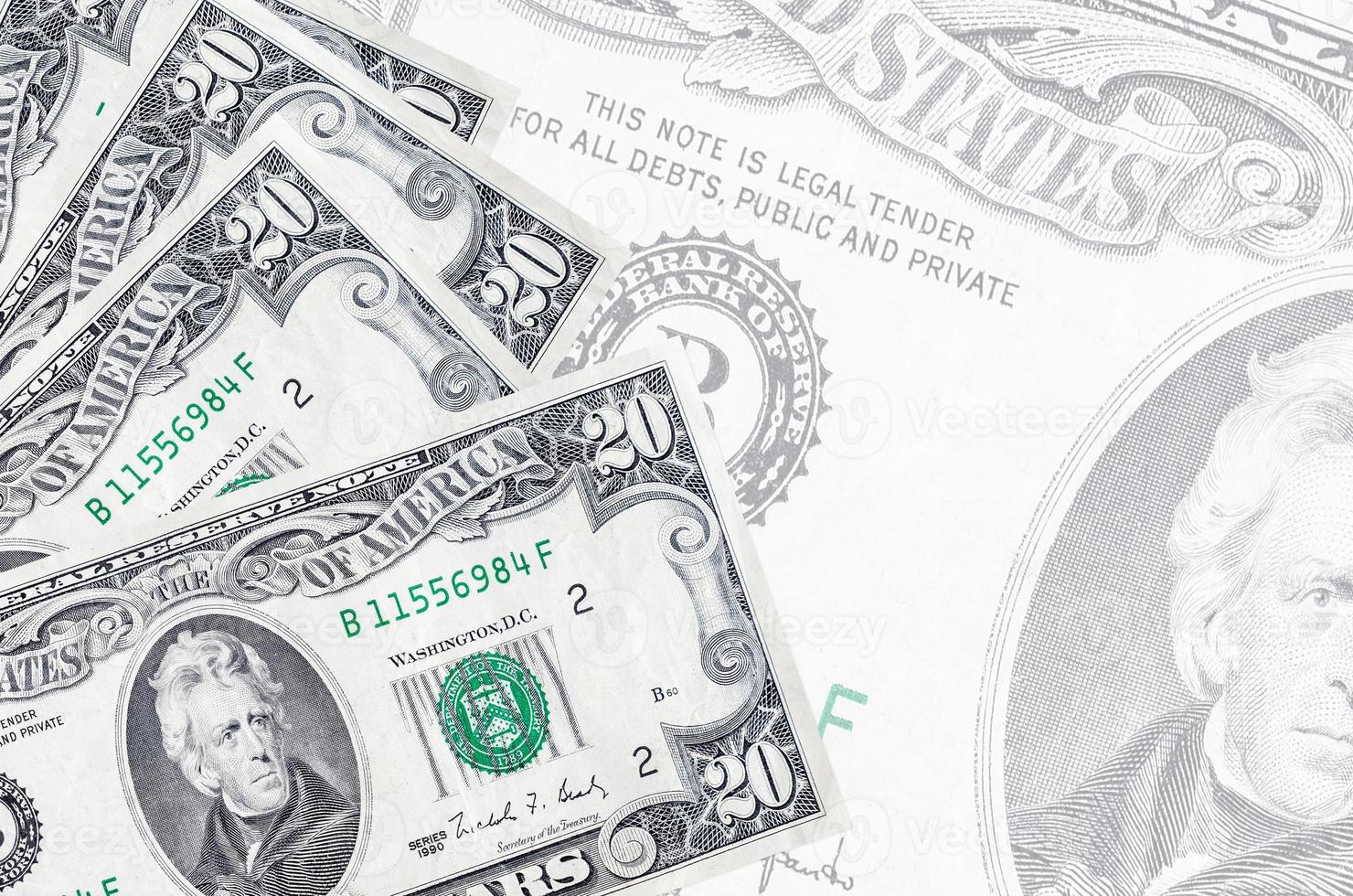 20 US-Dollar-Scheine liegen im Stapel auf dem Hintergrund einer großen halbtransparenten Banknote. abstrakter betriebswirtschaftlicher hintergrund foto