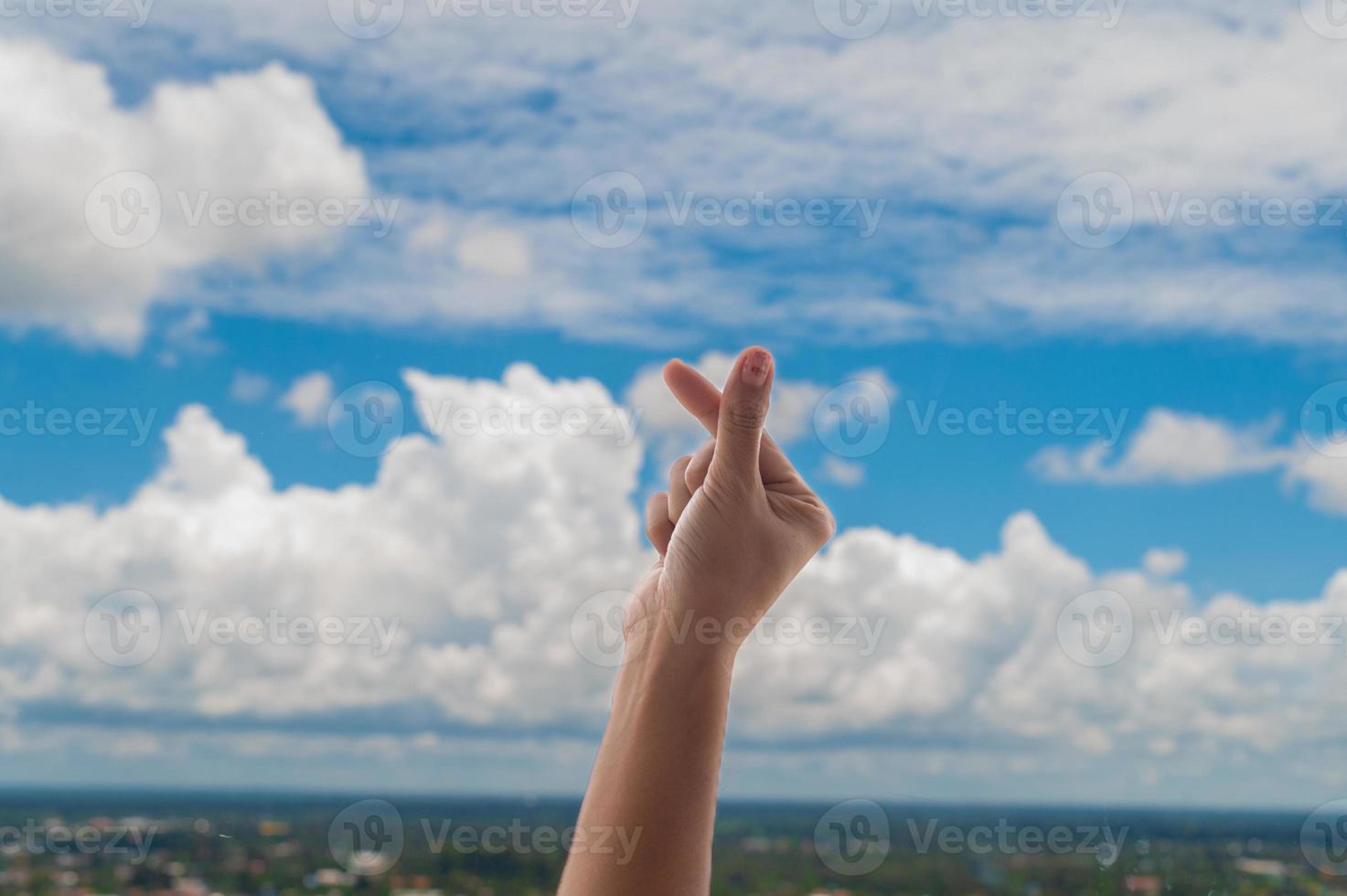 Betende Hände auf blauem Himmelshintergrund, junger Mann betete, Religion und Spiritualität mit Glauben foto