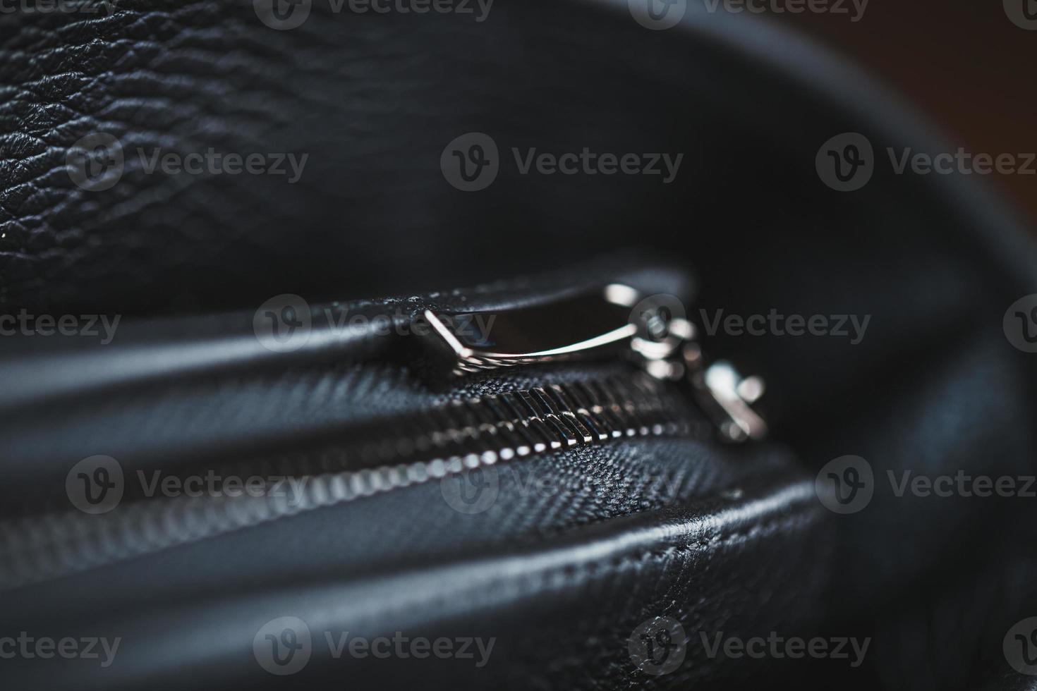 Details und Elemente der Tasche sind handgefertigt aus schwarzem Leder, Nahaufnahmen, Makroschlösser. foto