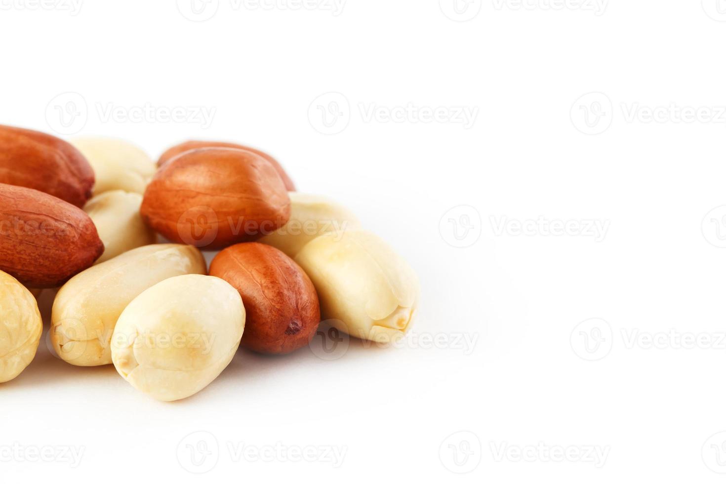 Erdnüsse isoliert auf weißem Hintergrund. geschälte Schale und Scarlup. foto