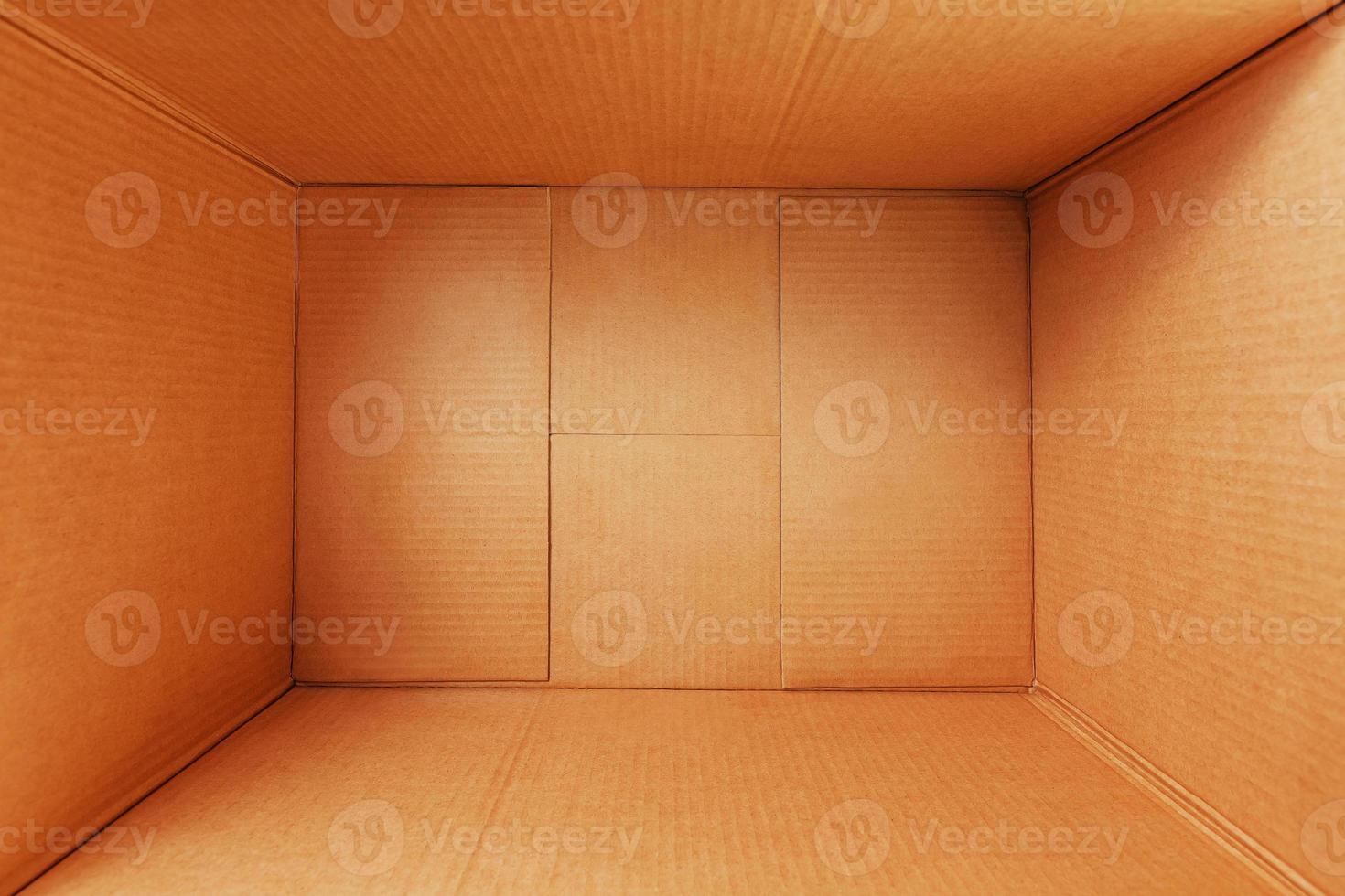 Öffnen Sie Karton isoliert auf weißem Hintergrund. Ansicht von oben. foto