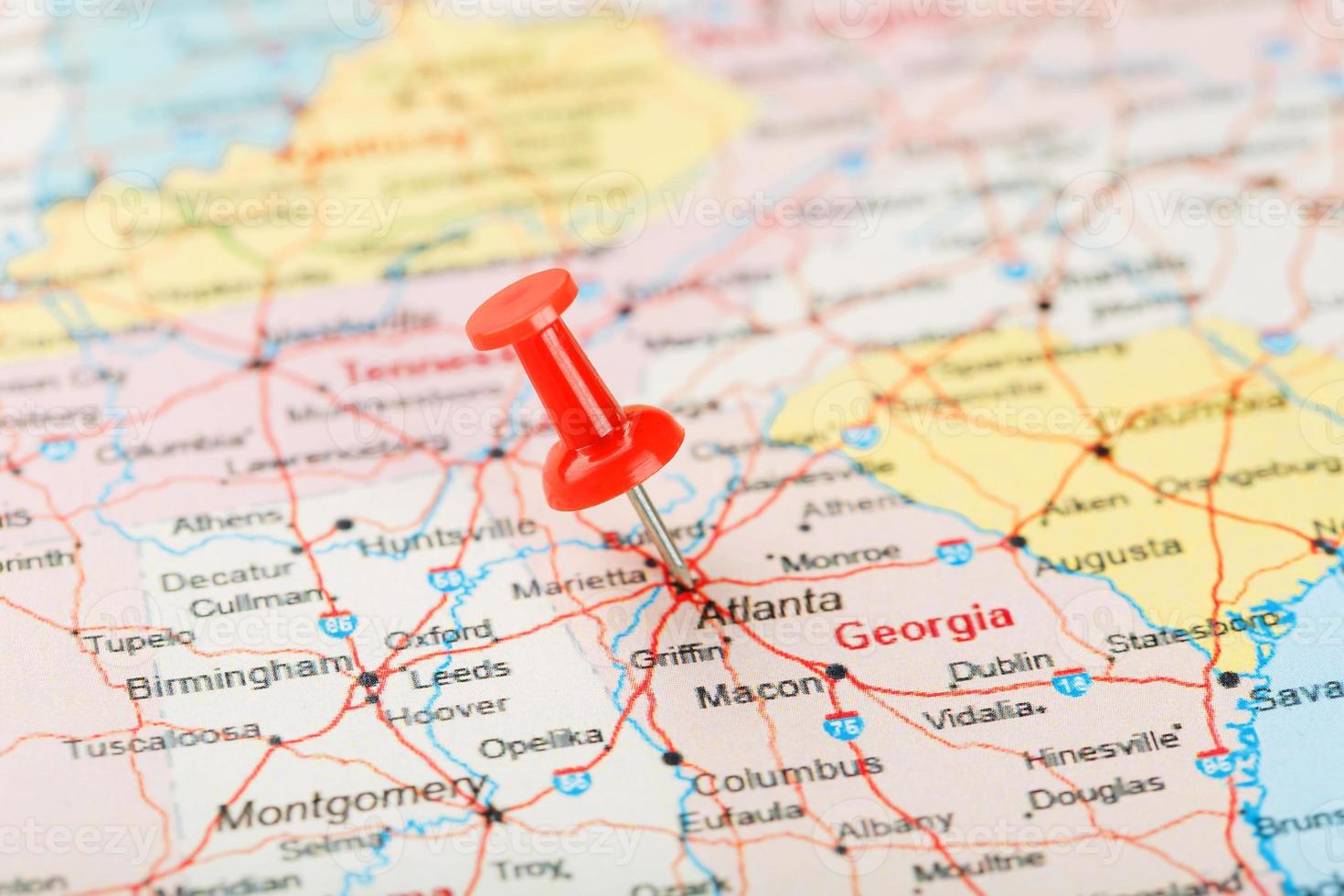 rote schreibnadel auf einer karte der usa, des us-staates südgeorgia und der hauptstadt atlanta. Nahaufnahme der Karte des US-Bundesstaates South Georgia mit rotem Reißzwecken foto