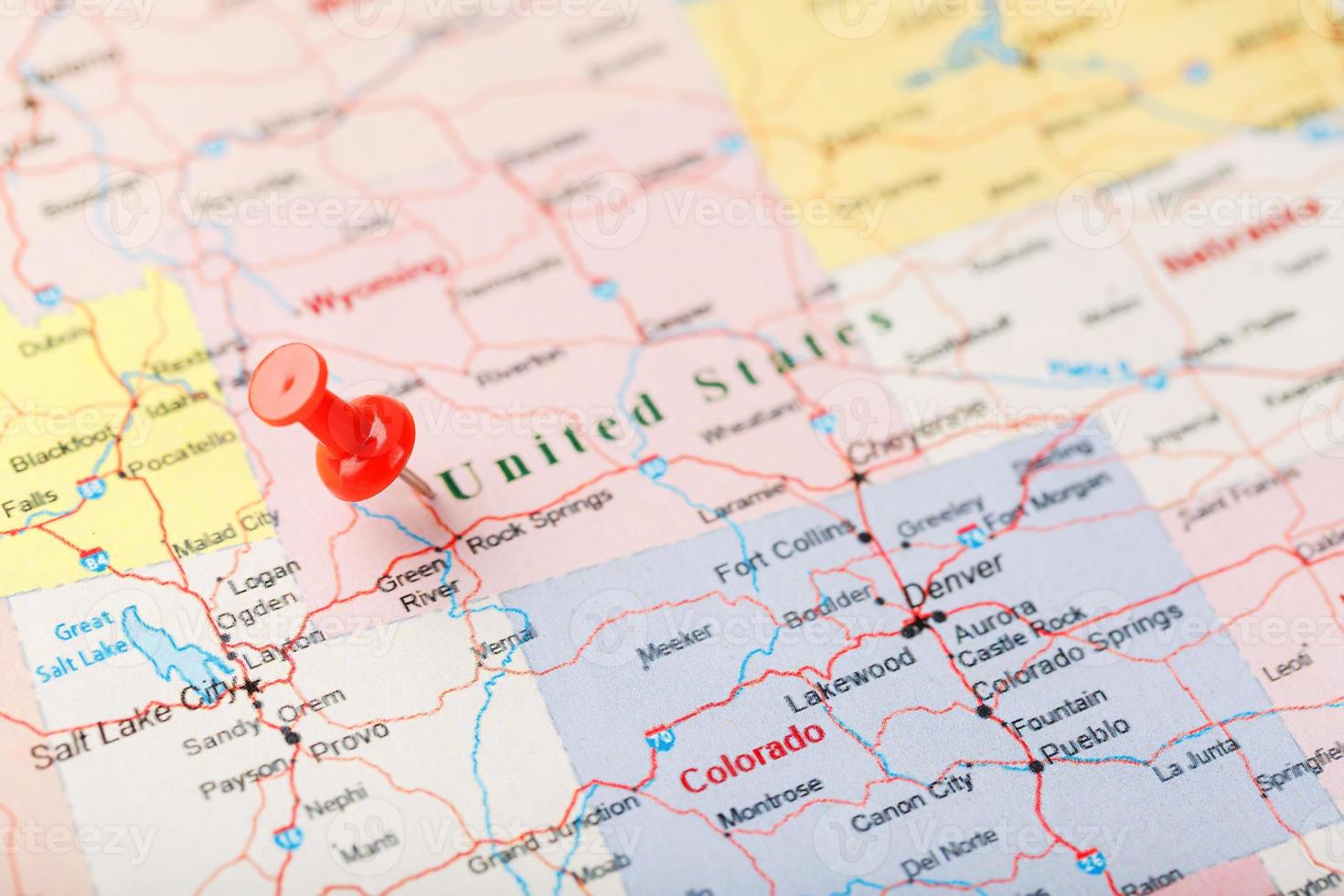 rote Schreibnadel auf einer Karte der Vereinigten Staaten, Wyoming und der Hauptstadt Cheyenne. nahaufnahme karte von wyoming mit rotem stift, us-kartenstift foto