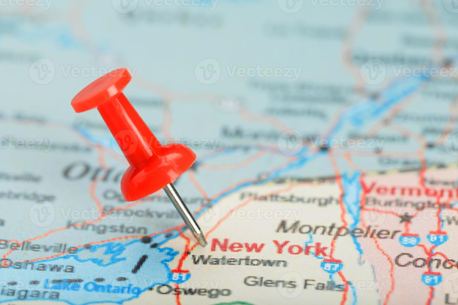 rote schreibnadel auf einer karte von usa, südnew york und der hauptstadt albany. Nahaufnahme der Karte von South New York mit rotem Reißzwecken foto
