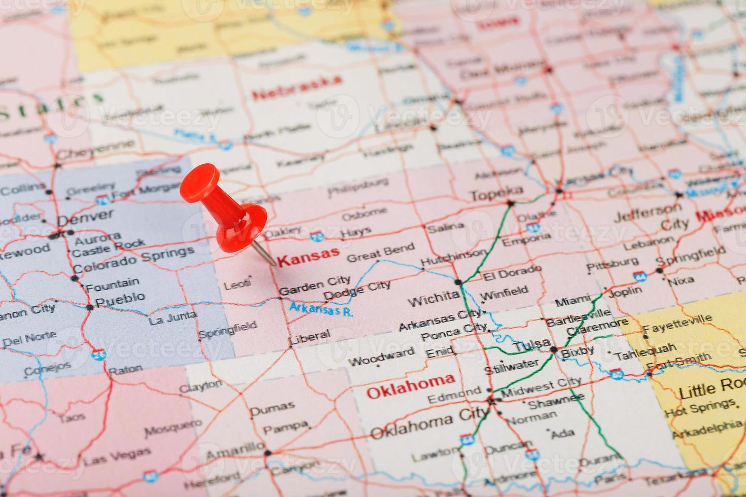 rote schreibnadel auf einer karte von usa, kansas und der hauptstadt topeka. Nahaufnahme Karte von Kansas mit rotem Reißzwecken foto
