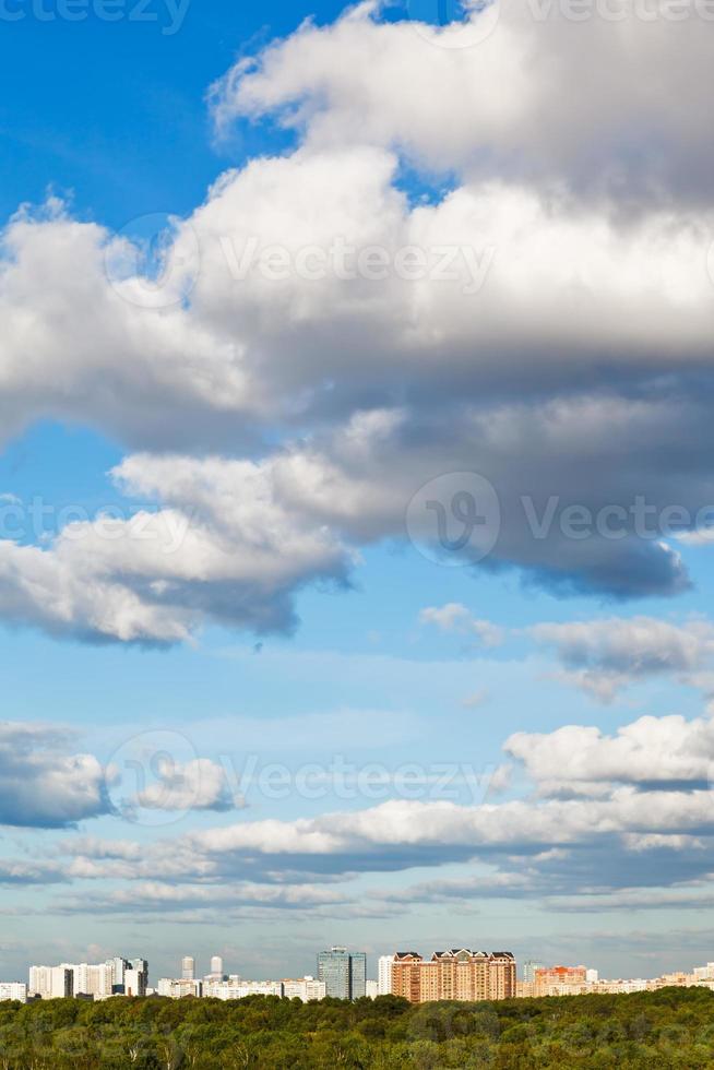 Stadt unter großen weißen Wolken am blauen Himmel foto