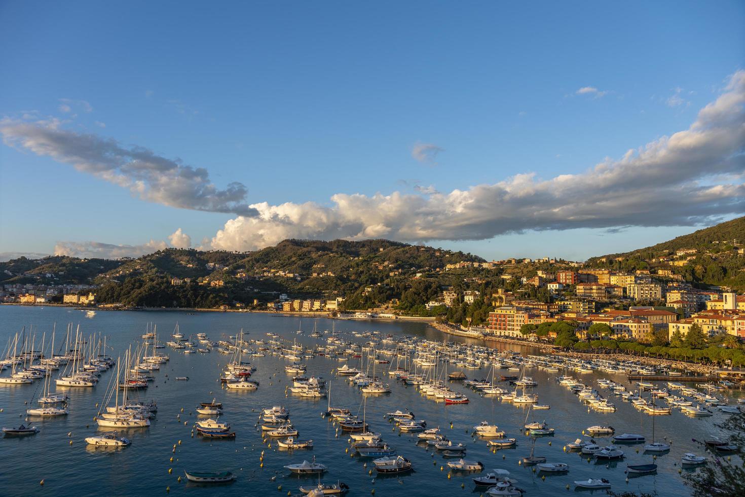 der touristenhafen von lerici ligurien italien 20. november 2022 foto