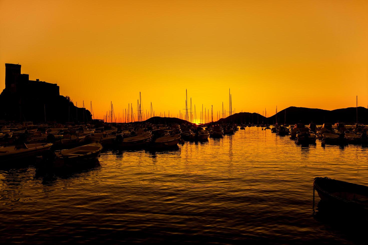 ein wunderschöner sonnenuntergang über dem touristischen hafen von lerici italien 20. november 2022 foto