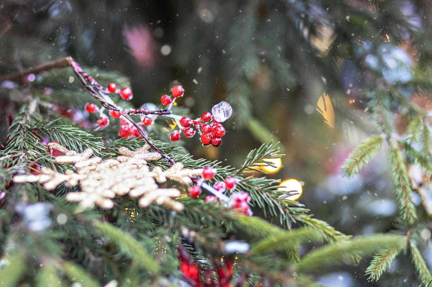 weihnachtshintergrund eines weihnachtsbaums, der mit weihnachtsspielzeug geschmückt ist. Winterferien. Neujahr. foto