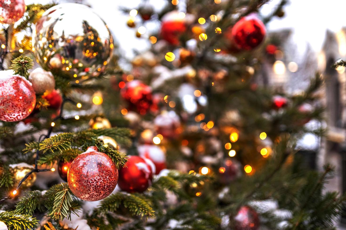 weihnachtshintergrund eines weihnachtsbaums, der mit weihnachtsspielzeug geschmückt ist. Winterferien. Neujahr. foto