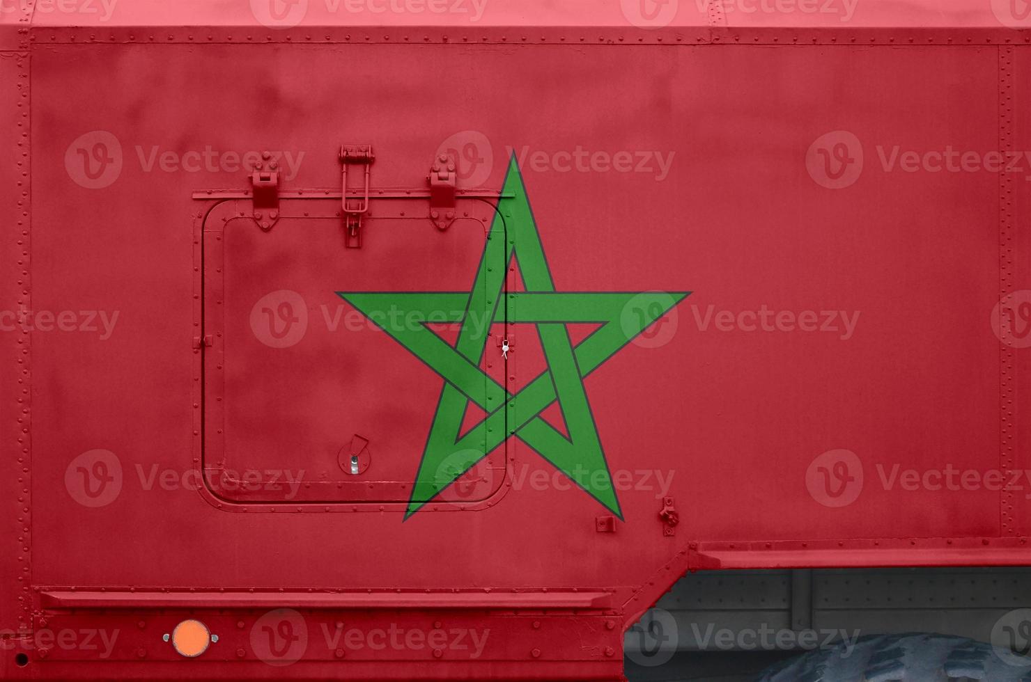 marokko flagge auf seitenteil des militärpanzerwagens in der nähe abgebildet. konzeptioneller hintergrund der armee foto