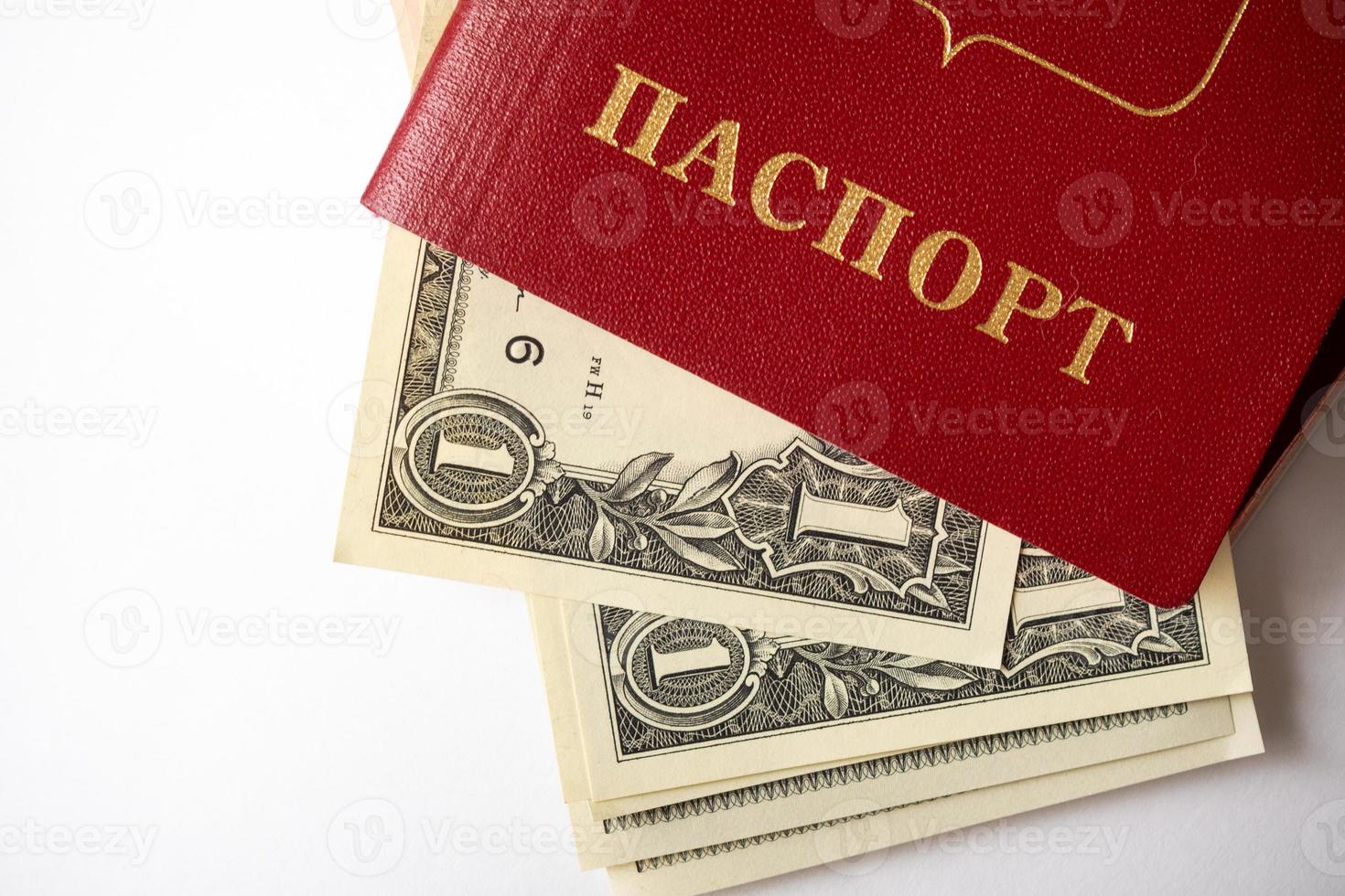 ein ausländischer Pass und Dollar auf einem weißen, isolierten Hintergrund. foto