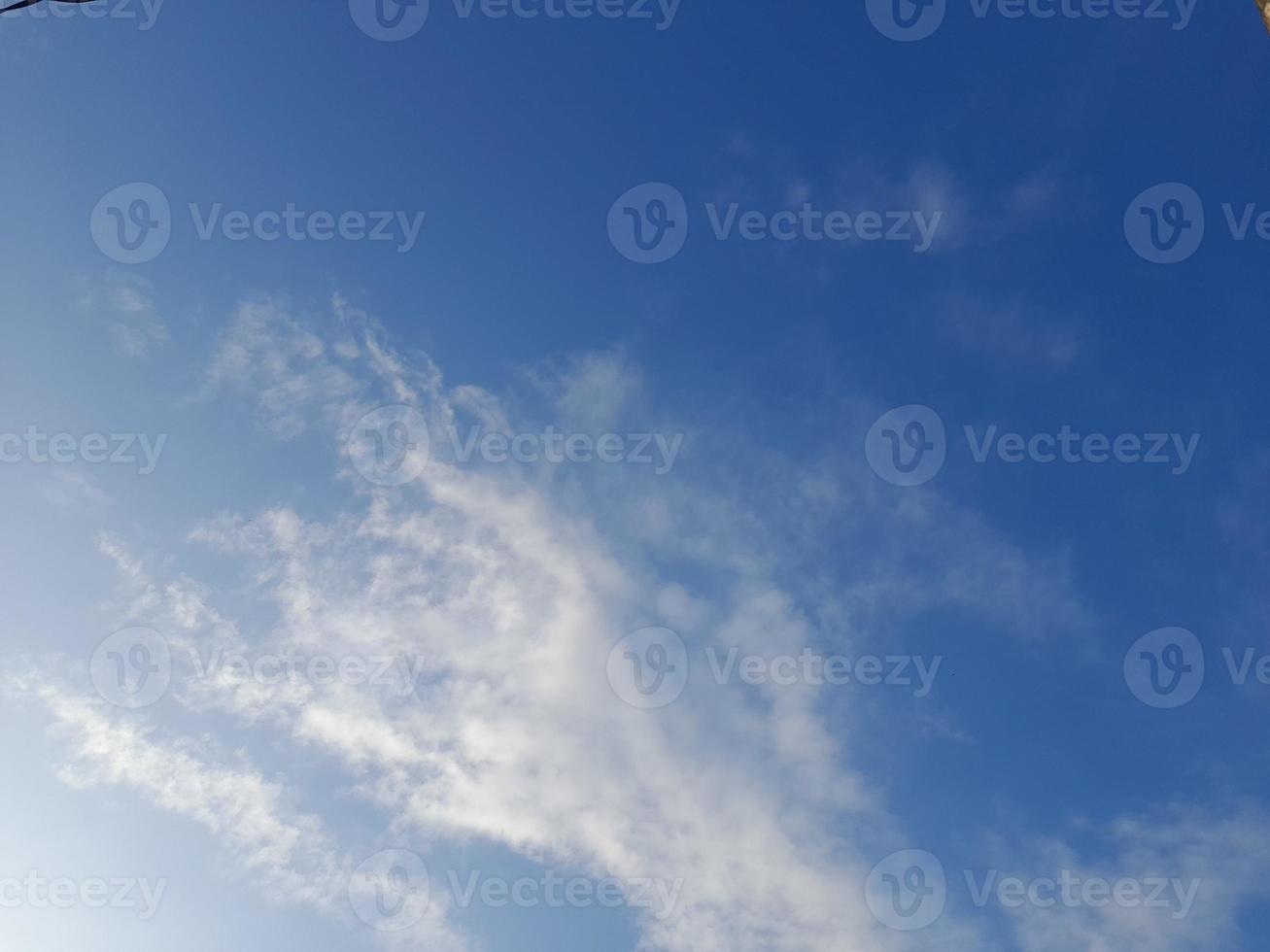 blauer himmel mit geschwollenen wolkenhintergrund. natürlichen Hintergrund foto