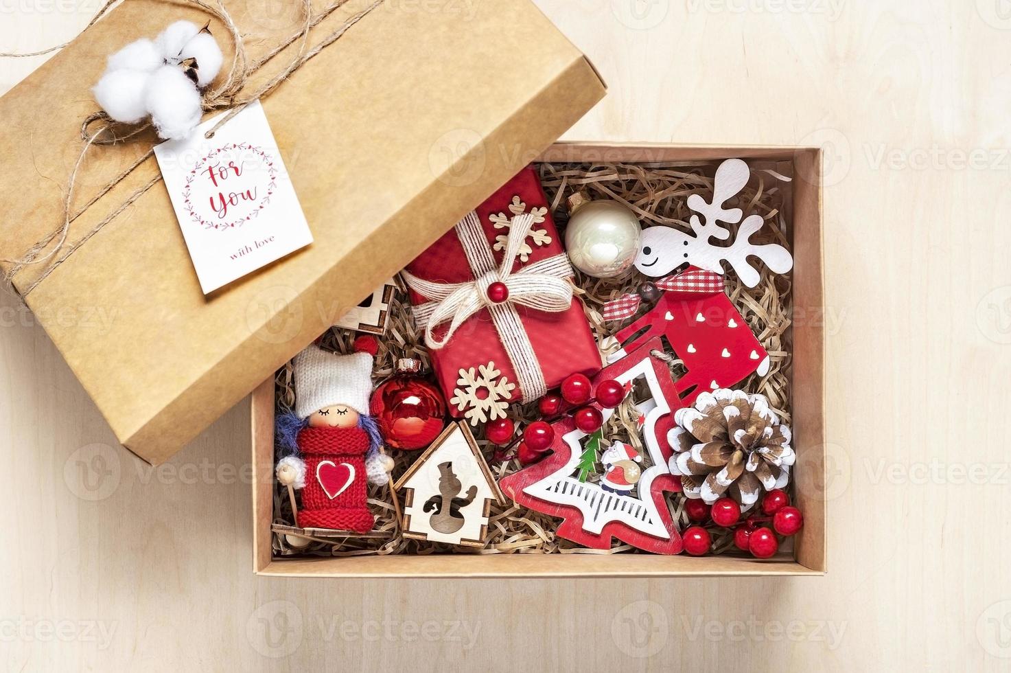 Handgefertigtes Pflegepaket, saisonale Geschenkbox mit Spielzeug, Weihnachtsdekor auf dem Tisch, personalisierter, umweltfreundlicher Korb für Familie, Freunde, Mädchen zum Erntedankfest, Weihnachten, Mütter, Vatertag foto