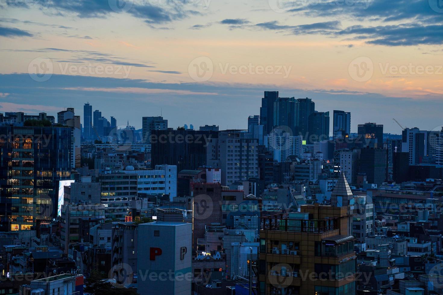 Nachtansicht von Sinchon, Seoul, Korea foto