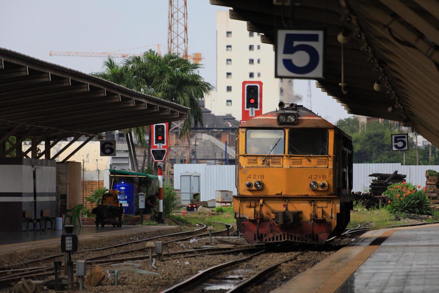 bangkok, thailand - 29. oktober zug am bahnhof hua lamphong am 29. oktober 2022 in bangkok, thailand. foto