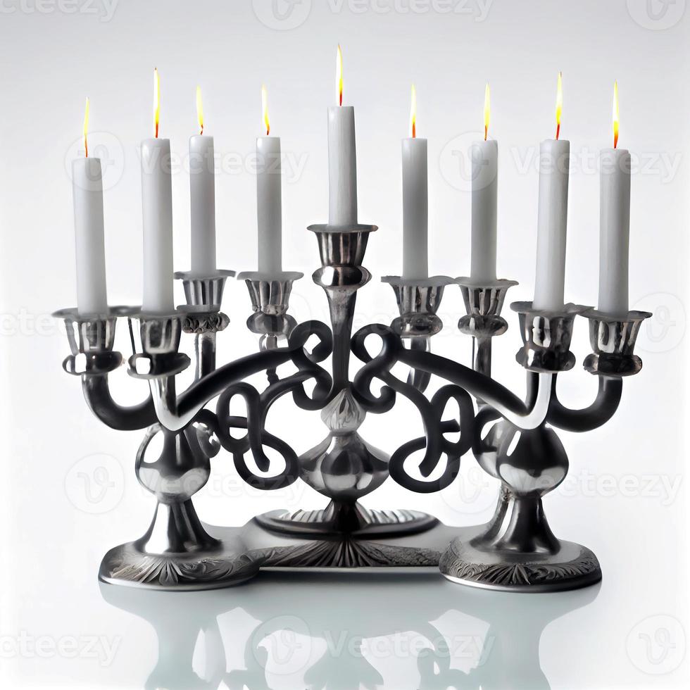 Menorah traditionelle Kandelaber und brennende Kerzen foto