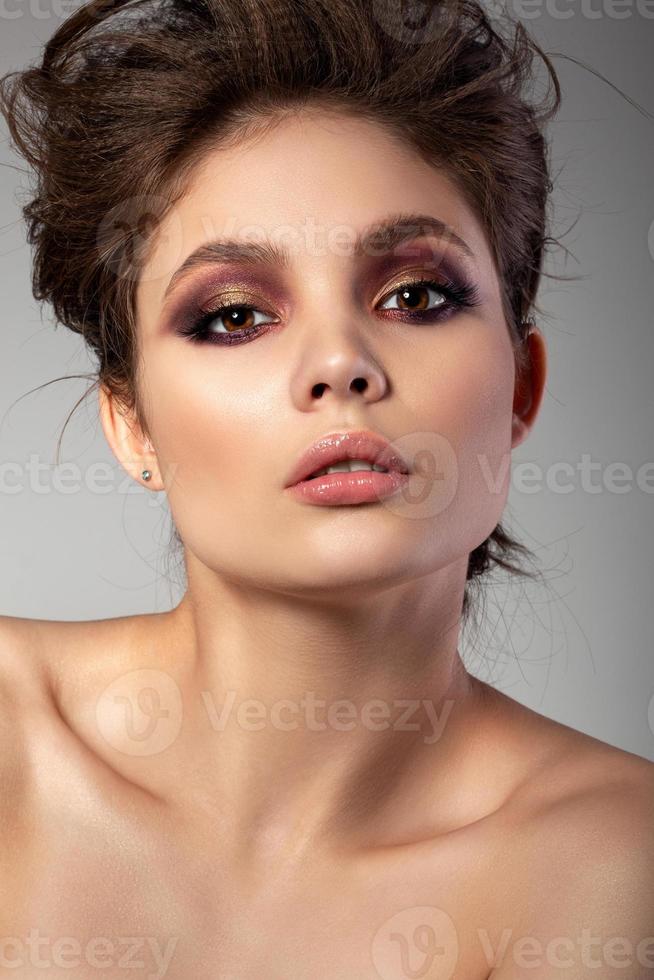 Porträt einer schönen Frau mit Abend-Make-up foto