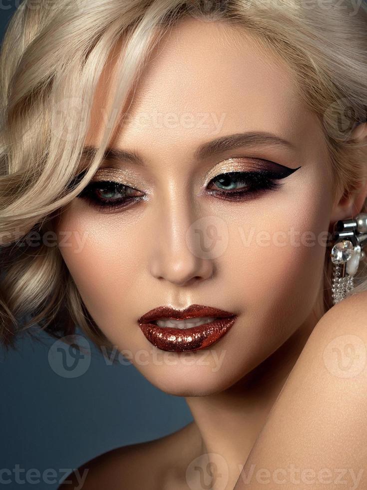 junge schöne Frau mit Abend-Make-up foto