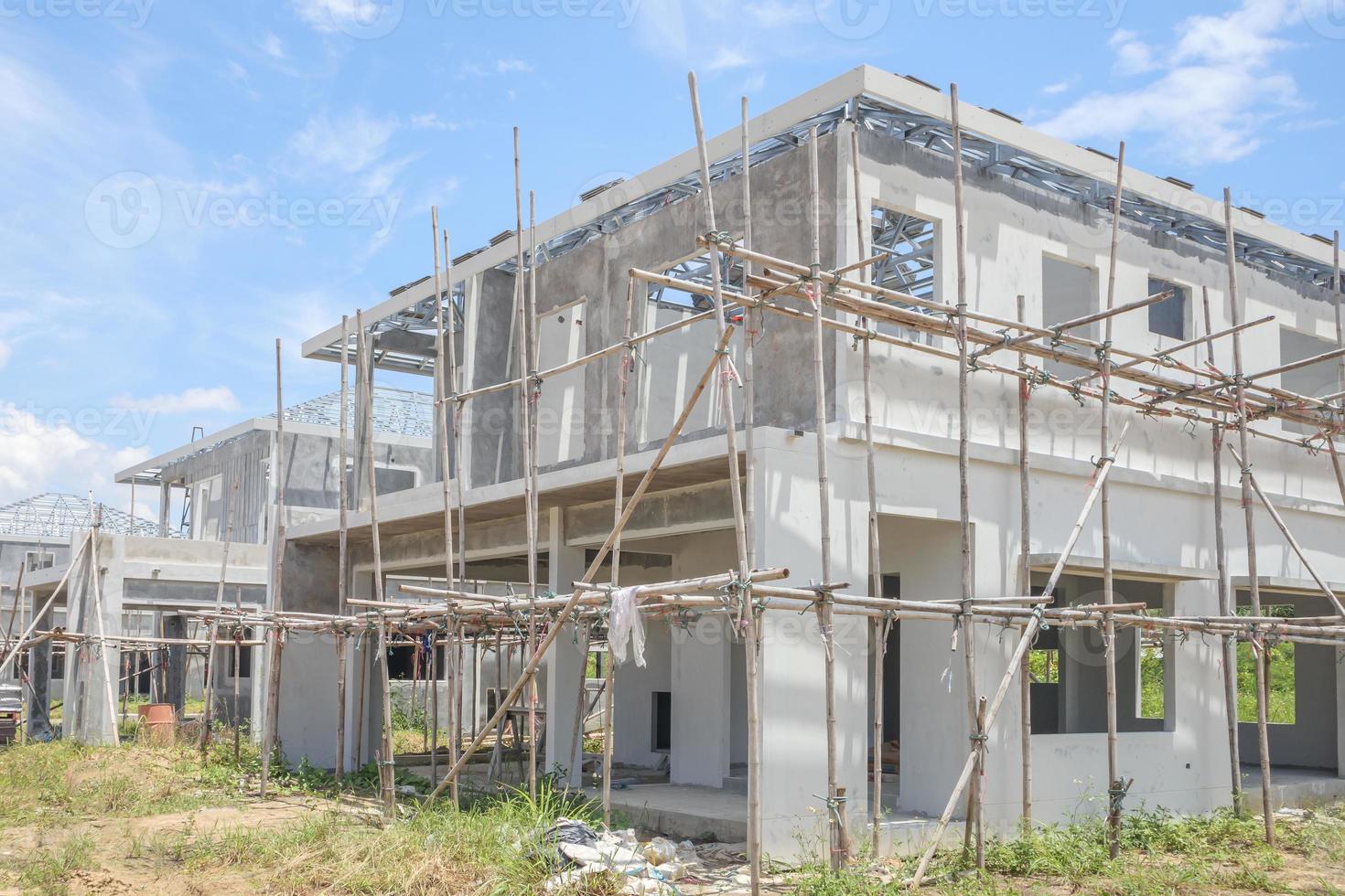 Bau eines neuen Wohnhauses mit Vorfertigungssystem auf der Baustelle foto