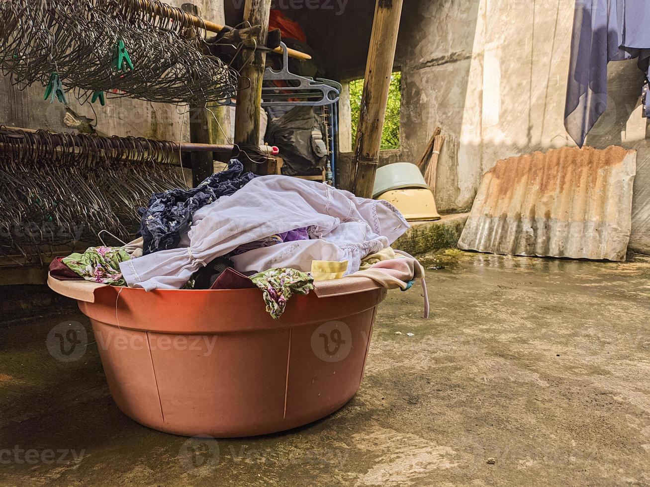 ungewaschene Schmutzwäsche stapelt sich. ein Haufen schmutziger Kleidung, die seit vielen Tagen nicht gewaschen wurde. das wirkliche Leben am Ende des Jahres foto