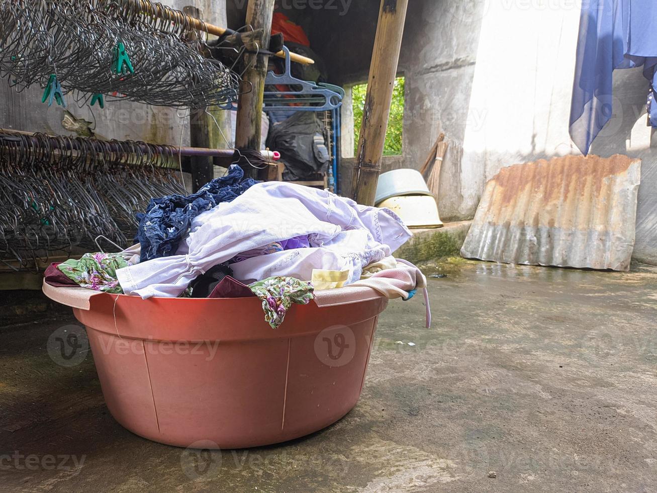 ungewaschene Schmutzwäsche stapelt sich. ein Haufen schmutziger Kleidung, die seit vielen Tagen nicht gewaschen wurde. das wirkliche Leben am Ende des Jahres foto