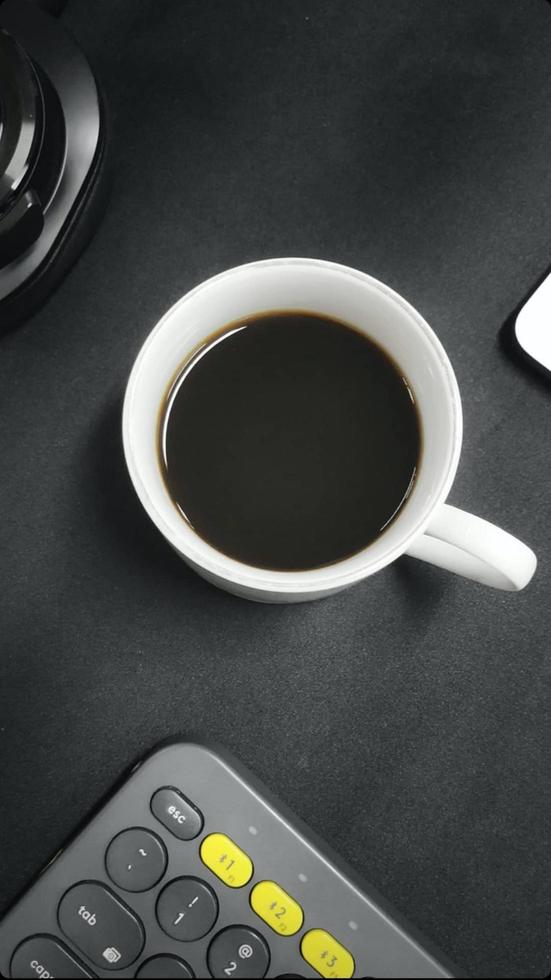 schwarzer kaffee auf dem schwarzen tisch foto