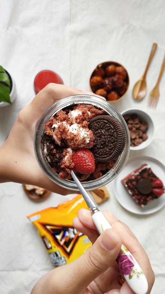 Coockies-Creme mit Erdbeere im Glas foto