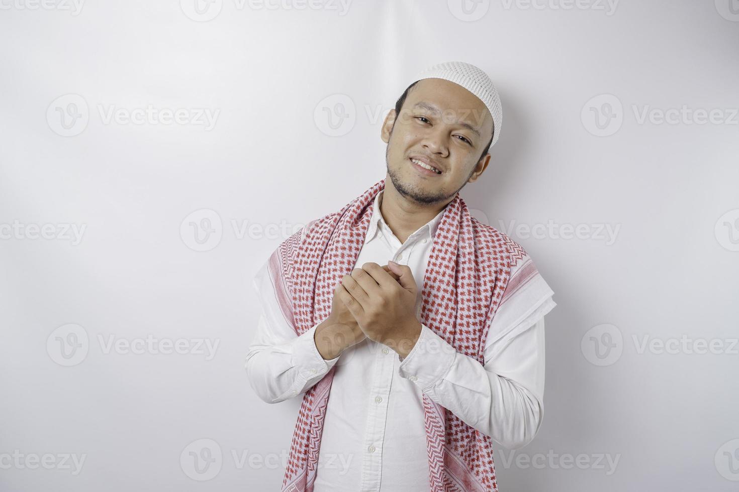 Porträt eines friedlichen asiatischen muslimischen Mannes, der lächelt und sich erleichtert fühlt foto