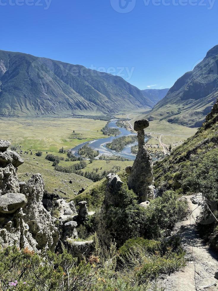 luftaufnahme des chulyshman-tals und des chulyshman-flusses von steinpilzen, altai foto