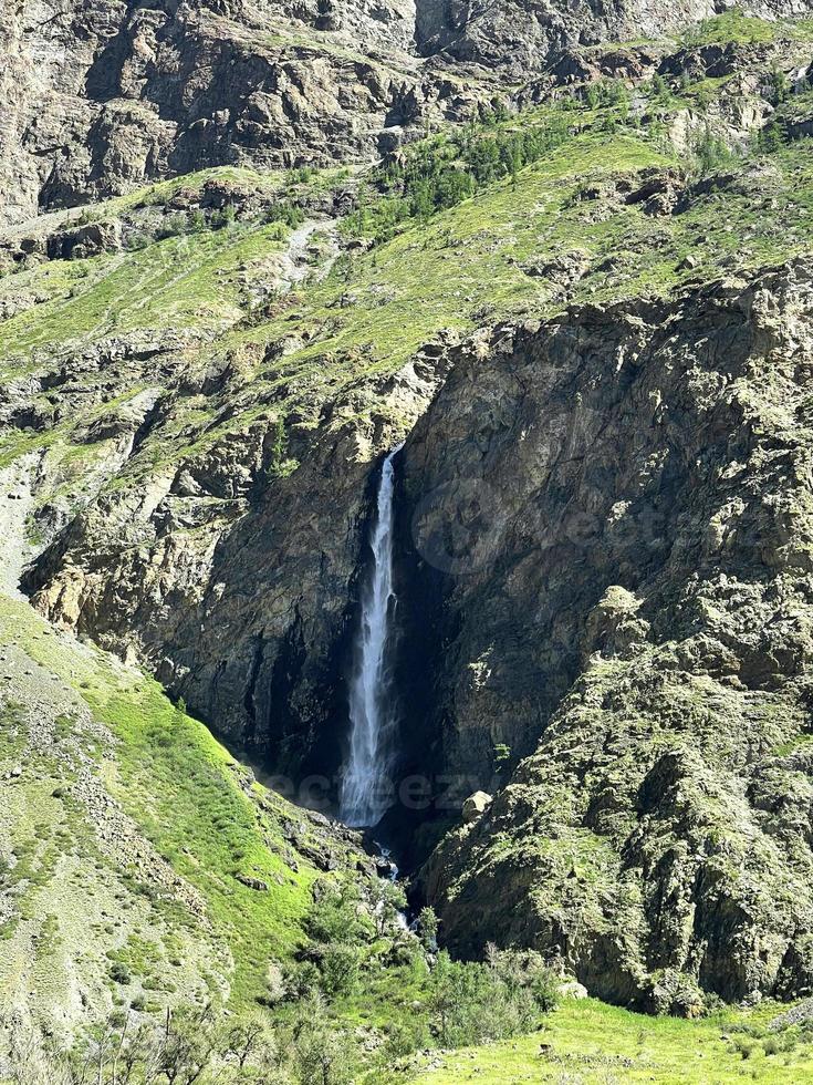 hoher namenloser wasserfall im chulyshman-tal, altai, russland foto