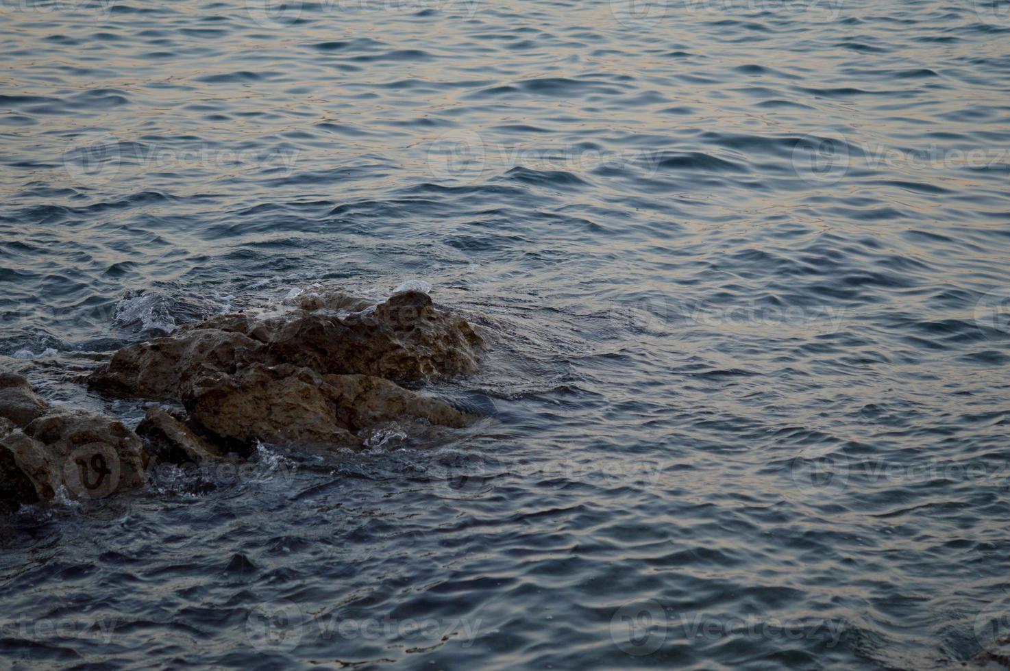 kroatien strand, felsen am strand, meerwasser, wellen foto