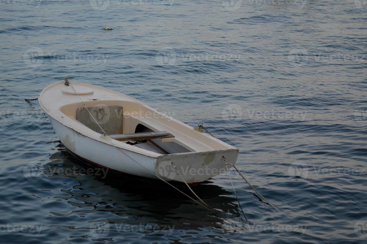 Boot auf dem Meer, am Hafen, ruhiges Wasser ein Boot foto