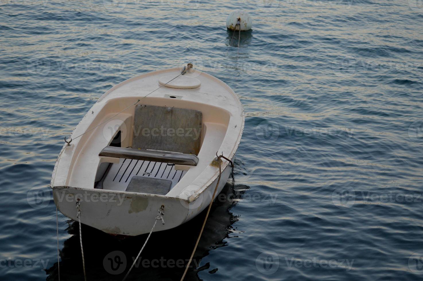 Boot auf dem Meer, am Hafen, ruhiges Wasser ein Boot foto