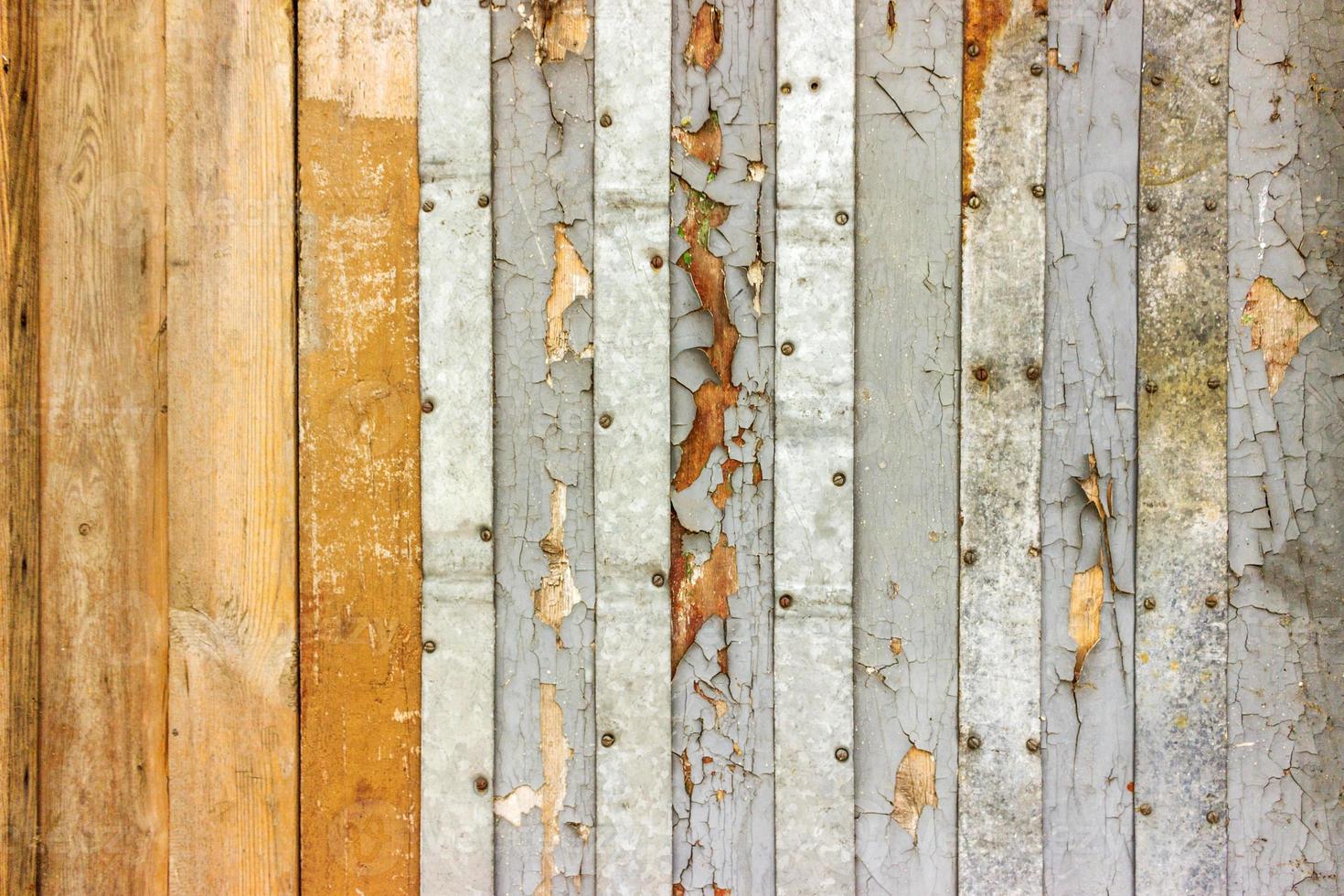 Vintage Tünche bemalte rustikale alte hölzerne schäbige Plankenwand strukturierter Hintergrund. verblasste Naturholzplattenstruktur. foto