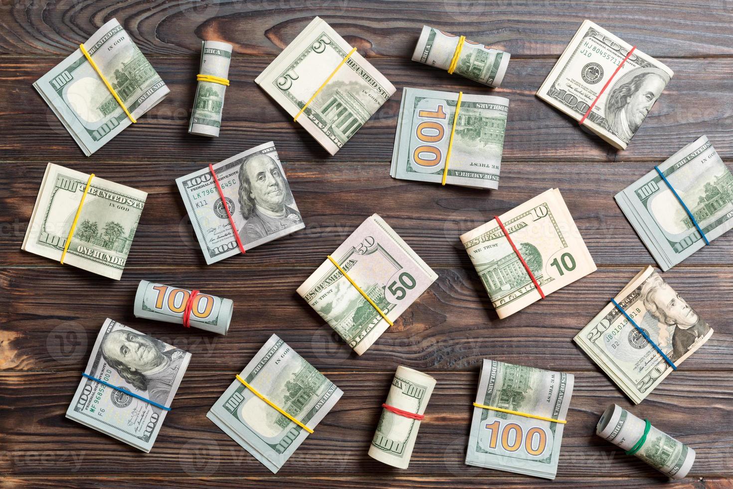 farbiger hintergrund mit geld amerikanischen hundertdollarscheinen oben wiev mit kopienraum für ihren text im geschäftskonzept foto