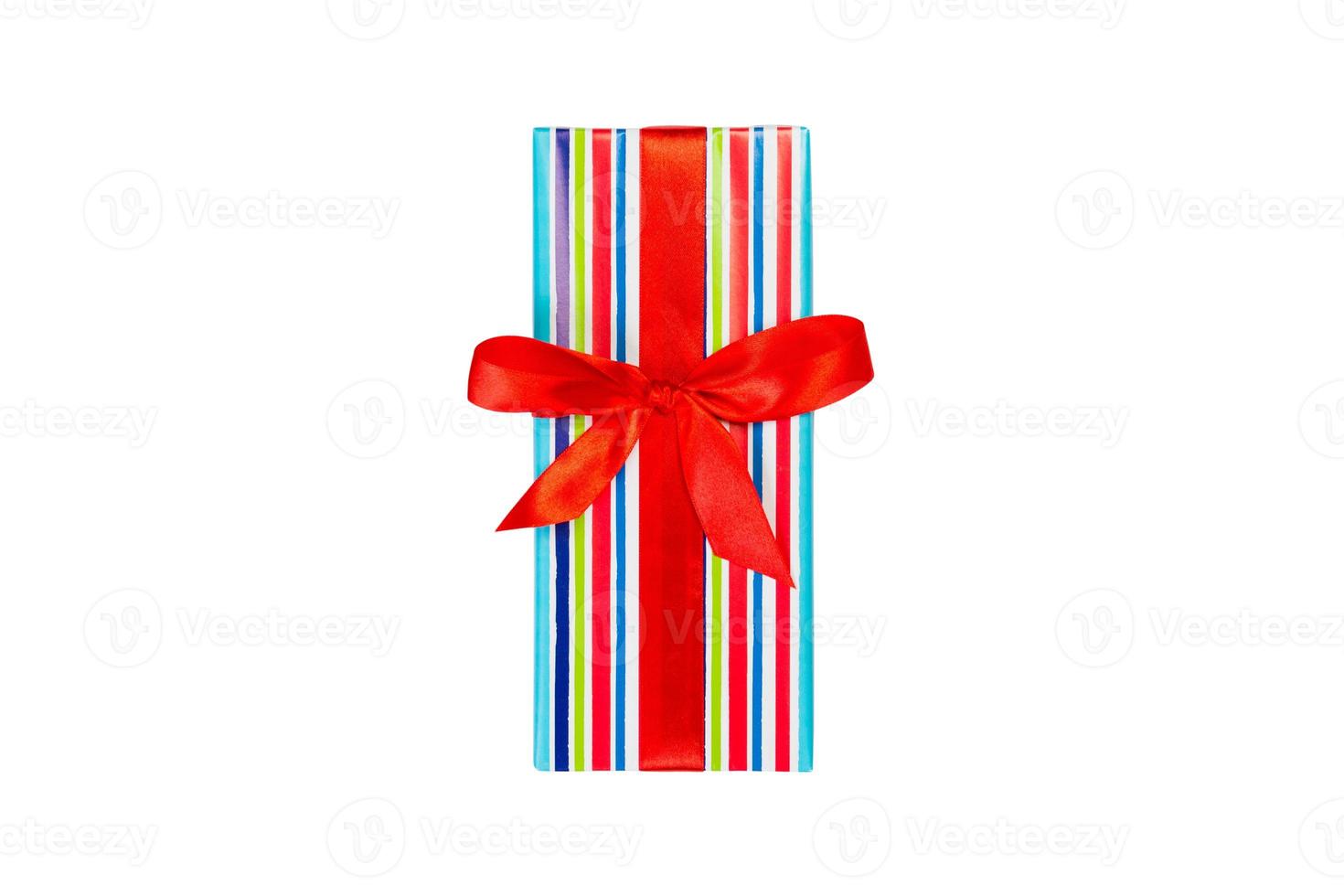 weihnachten oder andere feiertage handgemachtes geschenk in gelbem papier mit schwarzem band. isoliert auf weißem Hintergrund, Ansicht von oben. Thanksgiving-Geschenkbox-Konzept foto