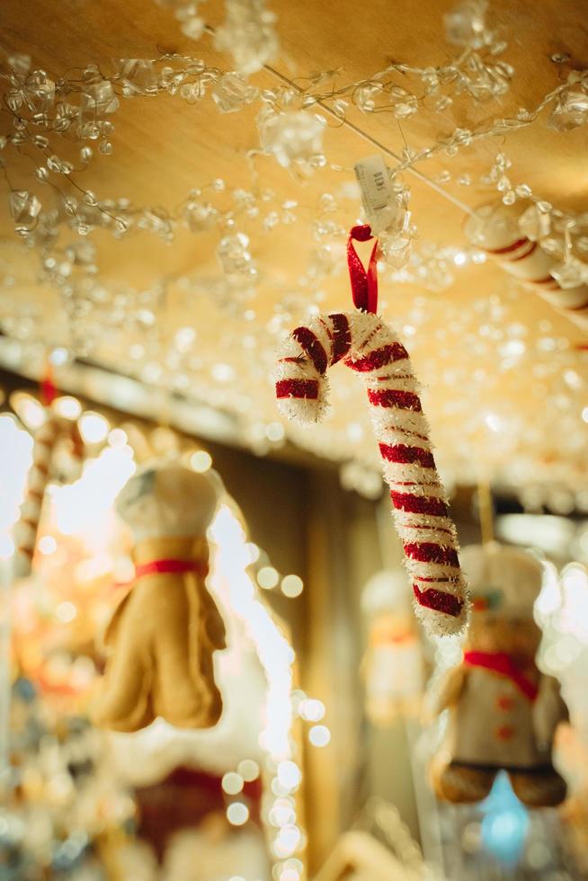 Straßburg, Frankreich - Dezember 2019 - Weihnachtsschmuck auf dem Markt verkauft foto