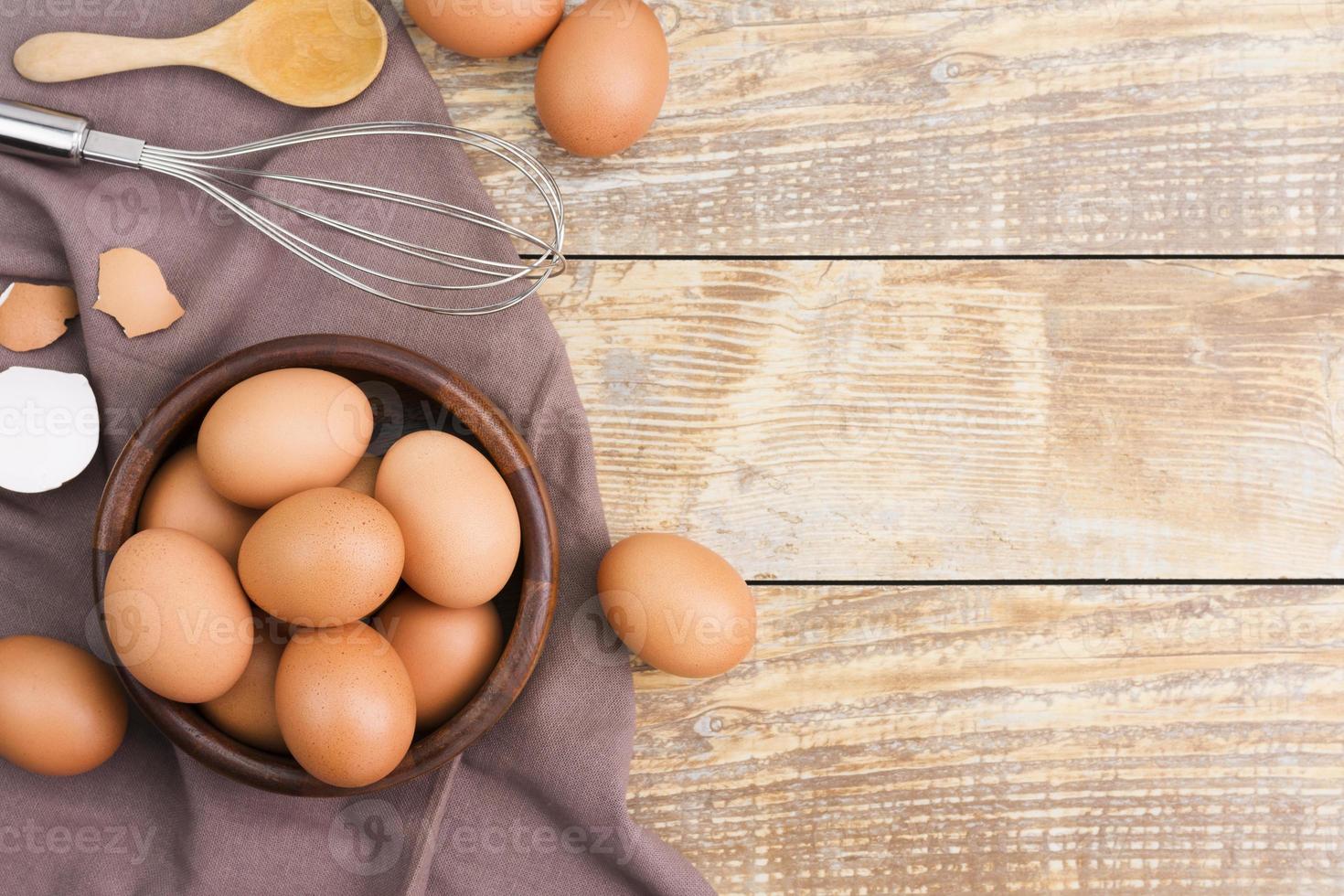 hühnereier in einer holzschale farmen sie frische bio-eier, die auf einem rustikalen holz gelegt werden foto