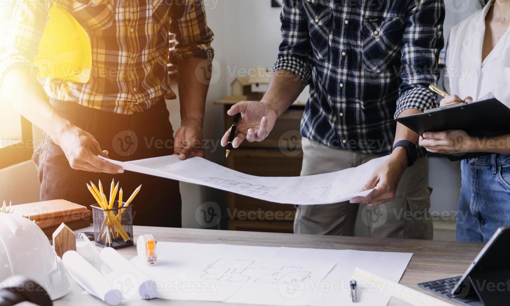 Bauingenieur, der an der Blaupause arbeitet, um große Geschäftsgebäude im Büro zu bauen. Engineering-Tools und Konstruktionskonzept. foto