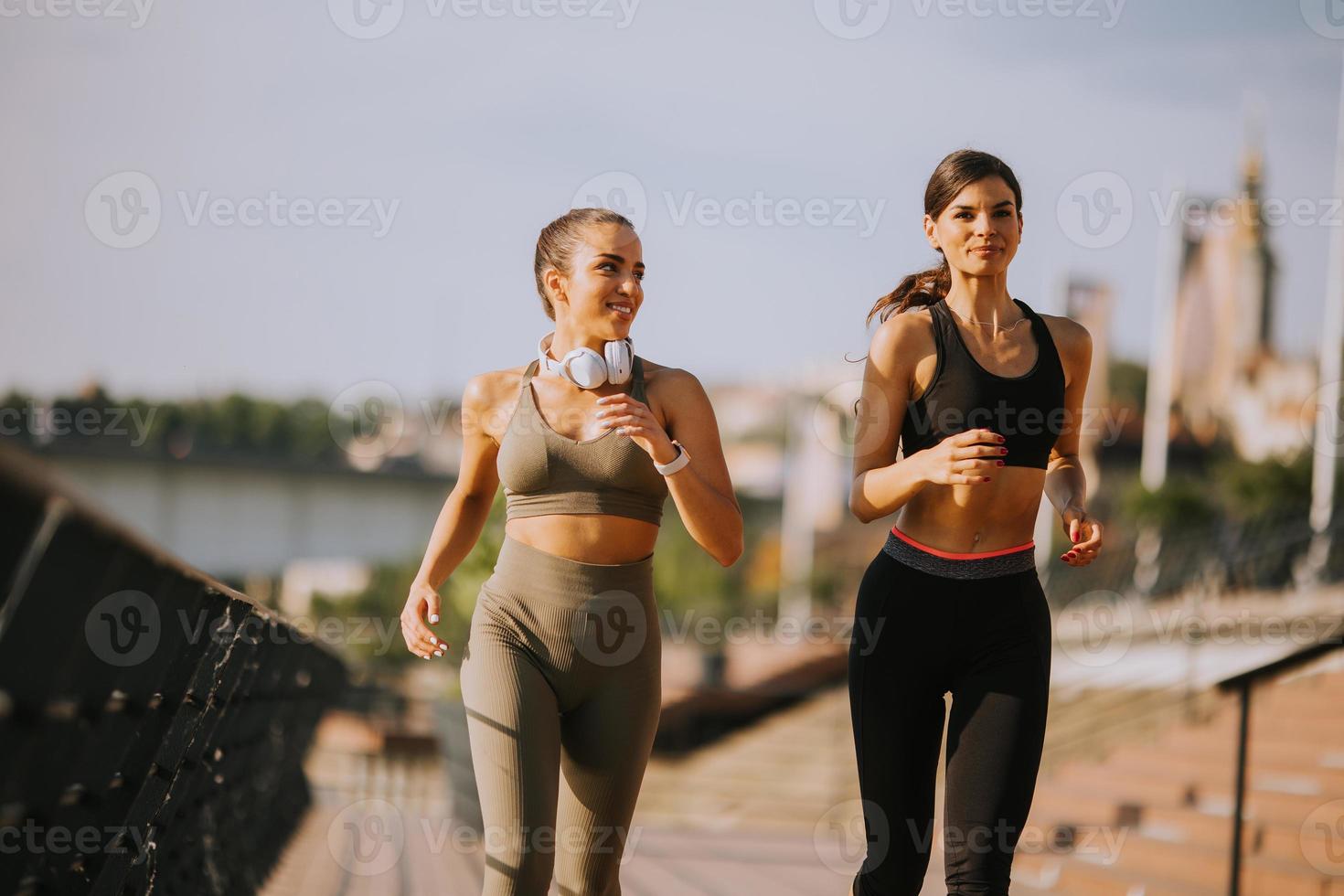 junge Frau beim Lauftraining an der Flusspromenade foto