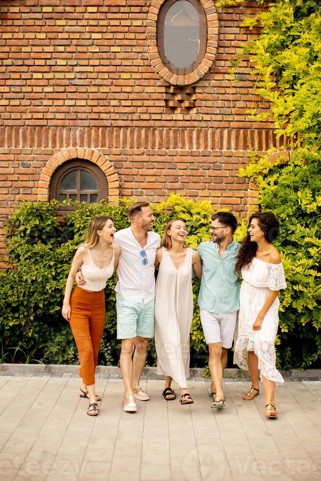 gruppe glücklicher junger leute, die sich im freien amüsieren foto