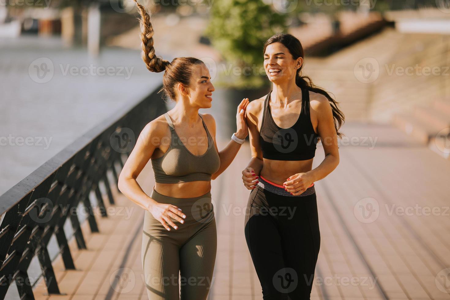 junge Frau beim Lauftraining an der Flusspromenade foto