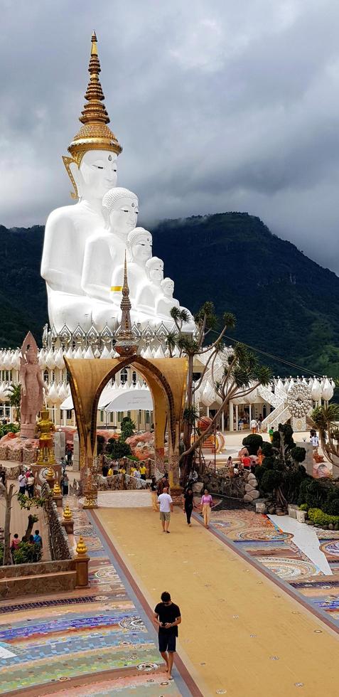 bangkok, thailand 5. juli 2022 viele menschen respektieren, besuchen und reisen zum wat pha sorn kaew tempel, um die große weiße mönchsstatue zu sehen. Religion, Glaube und Glaube der buddhistischen Menschen. berühmter ort in asien. foto