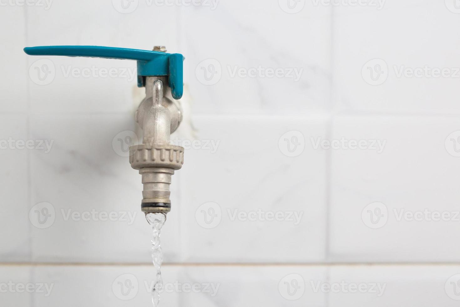 weißer Hintergrund Haushaltswasserhahn und Badezimmer foto